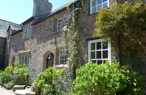 Bude House | 850 year old Manor House a stones throw from beach & town