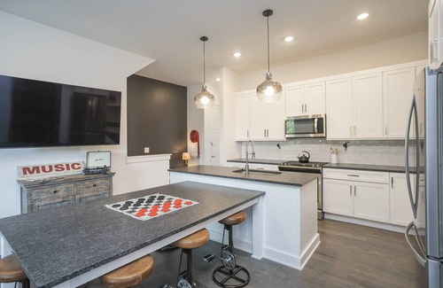 Inglewood Condo | 857 ~ 4 Private Suites ~ 4 Miles to Downtown ~ Walk to Hot Spots ~ Garage Parking ~ Super Clean