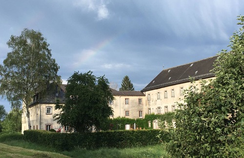Itzgrund Apartment | 85qm große Ferienwohnung für bis zu 4 Personen mit Blick zur idyllischen Flussbegründung