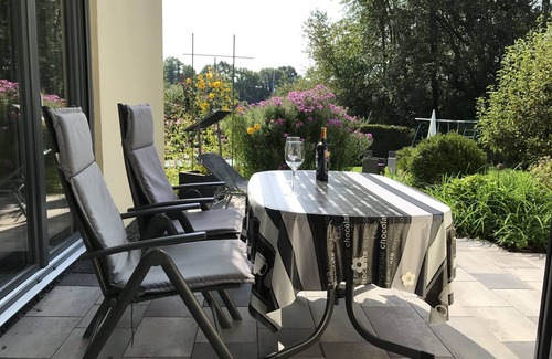 Niedernhausen Apartment | 85sqm comfort: 2 sleeps. 2baths WLAN top traffic connection. FFM WI Rhine Taunus