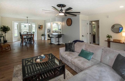 Ashley Oaks House | 865 Hideaway, Close to UTK, Market Square,; 3 BR/2.5 Bath 2 Car Garage, Deck