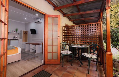 Oudtshoorn House | 88 Baron van Reede Guesthouse