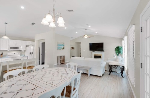 Gulfview Heights House | 880yds to Beach~Screened-in Deck~4 Bikes Included~3BR Barefoot Bungalow