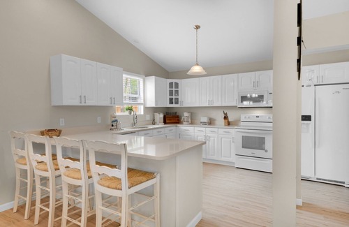 Gulfview Heights House | 880yds to Beach~Screened-in Deck~4 Bikes Included~3BR Barefoot Bungalow