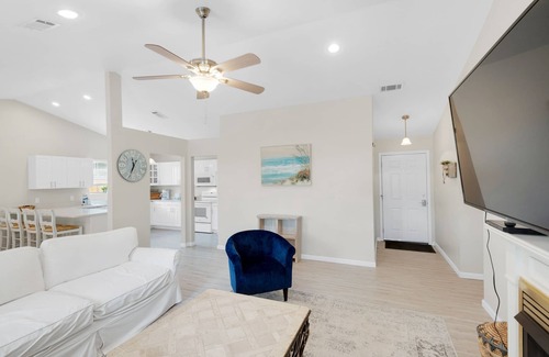 Gulfview Heights House | 880yds to Beach~Screened-in Deck~4 Bikes Included~3BR Barefoot Bungalow