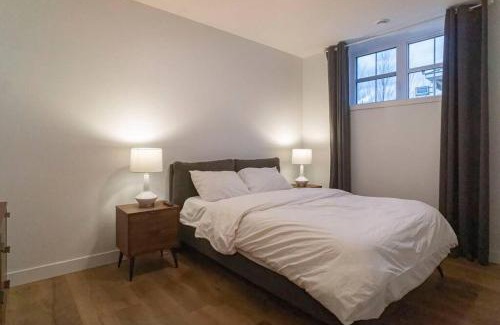 Bromont Apartment | 883 suite 102 Bromont Vieux Village 2cac , foyer