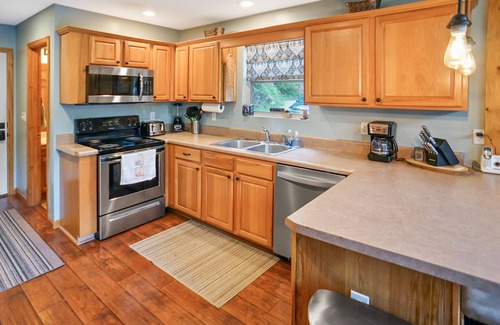 Lakeside Estates Cabin | 8bd House behind Jumping Bridge! Aug Availability! π π Sept and Oct price drop!