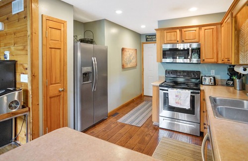 Lakeside Estates Cabin | 8bd House behind Jumping Bridge! Aug Availability! π π Sept and Oct price drop!
