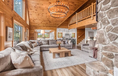 Waterfront Greens House | 8BR Water View | Hot Tub 6 acres