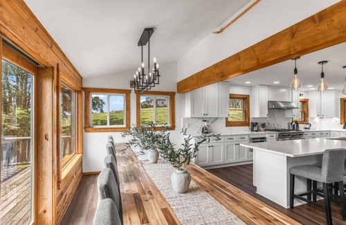Waterfront Greens House | 8BR Water View | Hot Tub 6 acres
