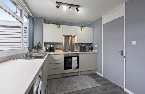 Little Hay House | 8Guests-3BR-Parking-FamilyFriendly-NearAirport
