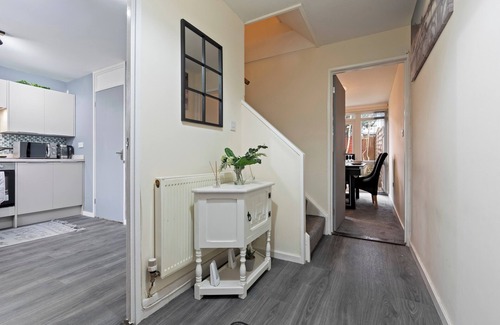 Little Hay House | 8Guests-3BR-Parking-FamilyFriendly-NearAirport