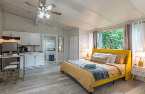DeLand House | 8mi to blue springs + Firepit + perfect for 2!