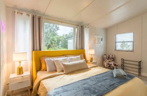 DeLand House | 8mi to blue springs + Firepit + perfect for 2!