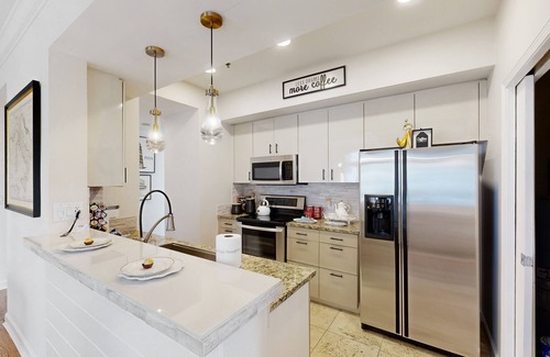 Colonial Homes Condo | 8th-floor condo near downtown Atlanta with balcony, fireplace, W/D