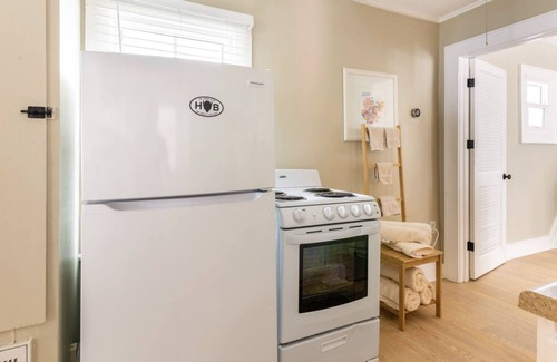 College Park House | 8th Green Cottage "A relaxing Oasis in the city" Guesthouse
