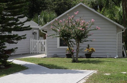 College Park House | 8th Green Cottage "A relaxing Oasis in the city" Guesthouse