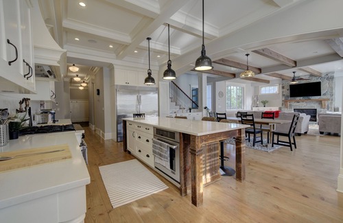 Surrey House | 9 bdrm home, sleeps 26 w/hot tub/gym/theatre/bar