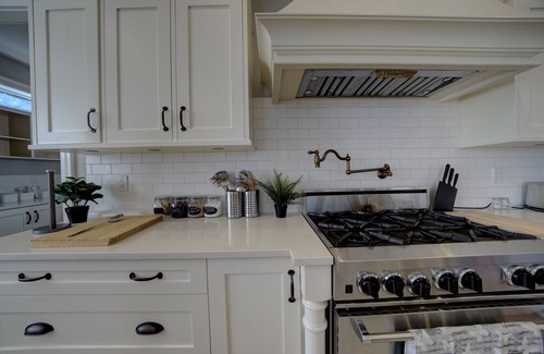 Surrey House | 9 bdrm home, sleeps 26 w/hot tub/gym/theatre/bar