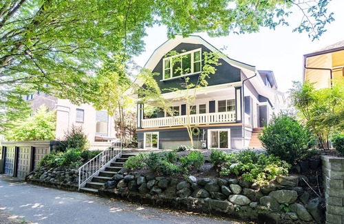 Stevens House | 9-Bed Capitol Hill Oasis w/King beds & Pool Table