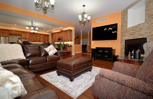 Saratoga Springs House | 9 Bedroom🏡Heated Pool🏊HotTub🛁Firepit🔥BBQ🍗Creek🐠->Ski⛷️Track🏇Town🌇SPAC🎶Lake🏖️Golf⛳️