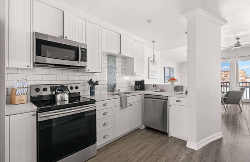 Mission Beach Villa | 9 Bedrooms-7 Bath-2 Kitchens-Parking-Sleeps 22!