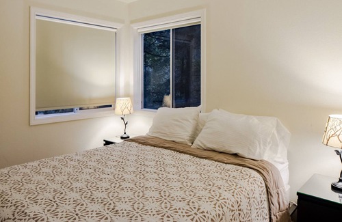 West Portland Park House | 9 BEDS/4 BATH/7 BEDROOM SW PORTLAND MODERN HILLSIDE HOME KING BED