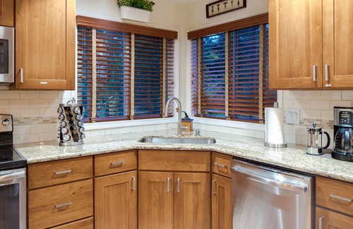 West Portland Park House | 9 BEDS/4 BATH/7 BEDROOM SW PORTLAND MODERN HILLSIDE HOME KING BED