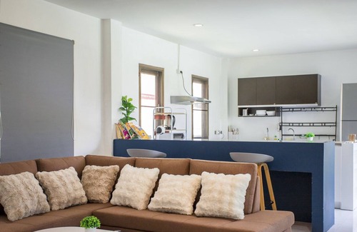 San Sai Villa | 9 BR Huge Pool Villa near Central Festival. 15 Min to Old city and Nimman