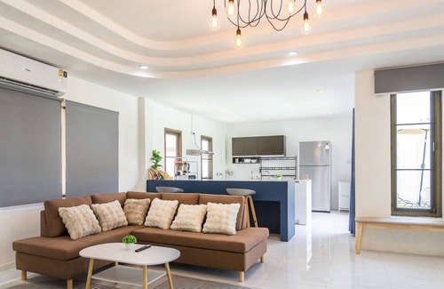 San Sai Villa | 9 BR Huge Pool Villa near Central Festival. 15 Min to Old city and Nimman