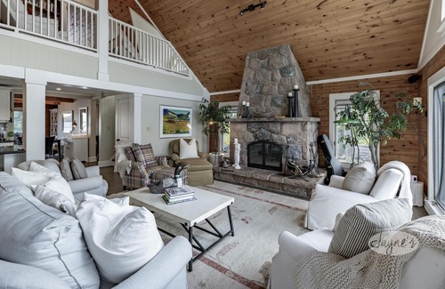 Algonquin Highlands Cottage | 9 brdm, 5 bath cottage + Guesthouse in Lake of Bays! Sleeps 24 people!
