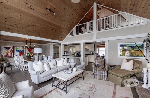 Algonquin Highlands Cottage | 9 brdm, 5 bath cottage + Guesthouse in Lake of Bays! Sleeps 24 people!