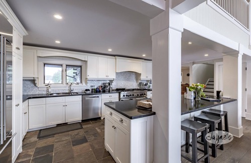 Algonquin Highlands Cottage | 9 brdm, 5 bath cottage + Guesthouse in Lake of Bays! Sleeps 24 people!