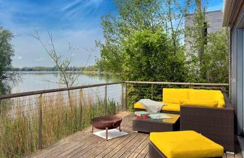Lechlade House | 9 Huntsman's Causeway, Lakes by Yoo