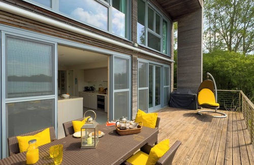 Lechlade House | 9 Huntsman's Causeway, Lakes by Yoo