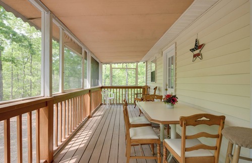 Tamassee House | 9 Mi to Devils Fork State Park: Getaway w/Porch!