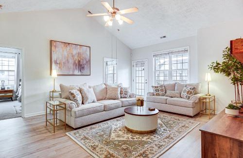 Fayetteville Apartment | 9 Mi to Dtwn Fayetteville Condo with Pool Access!