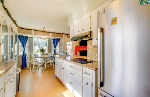 South Side House | 9 Mi to Dtwn: Spacious Retreat in Corpus Christi!