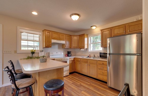 Montrose House | 9 Mi to Effingham: Pet-Friendly Rural Escape