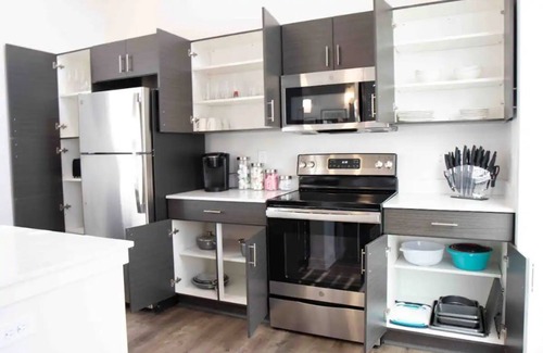Indianapolis Apartment | 9 Miles to Downtown | 1000Mbps | King bed | W/D