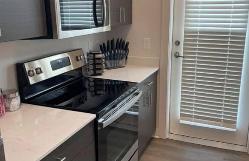 Indianapolis Apartment | 9 Miles to Downtown | 1000Mbps | King bed | W/D