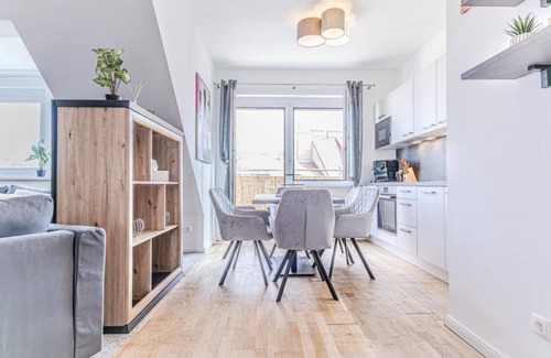 Favoriten Apartment | 9 min to Center - Luxury Airconditioned w/Balcony