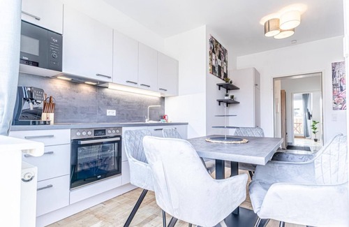 Favoriten Apartment | 9 min to Center - Luxury Airconditioned w/Balcony