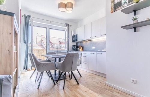 Favoriten Apartment | 9 min to Center - Luxury Airconditioned w/Balcony