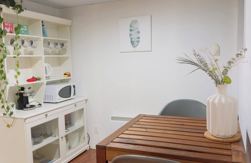 Calgary House | 9 minutes from the airport cozy basement