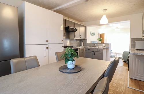 Oadby Cottage | 9 NORMAN COURT, pet friendly, with a garden in Oadby