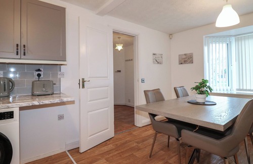 Oadby Cottage | 9 NORMAN COURT, pet friendly, with a garden in Oadby