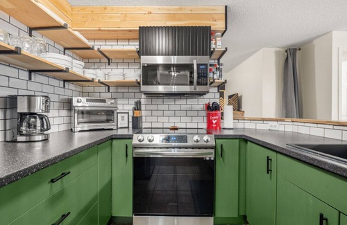 East Kootenay Condo | 9 Peaks⛷| Scandinavian | Pool | Hot Tub | Beach