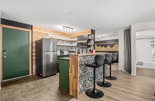 East Kootenay Condo | 9 Peaks⛷| Scandinavian | Pool | Hot Tub | Beach
