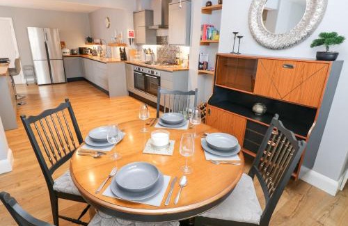 Roch House | 9 Pilgrims Way
